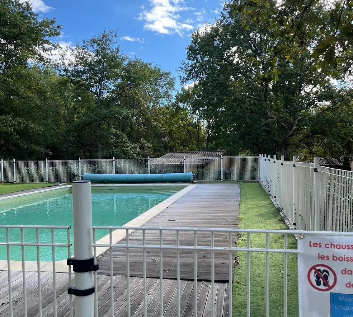 Holiday home Jolie Maisonnette Avec Piscine Valaurie